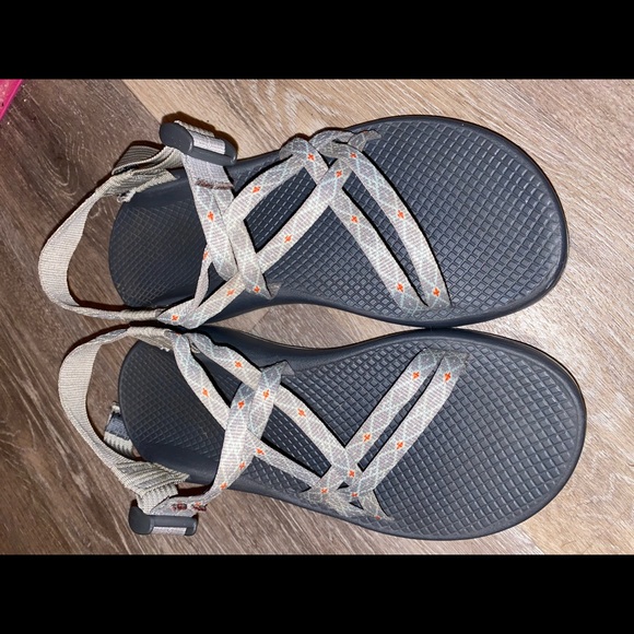 Chaco Sandals
Size Women’s 8
Great condition just purchased the wrong size! - Picture 4 of 6